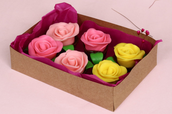 caixa presente contendo docinhos em forma de flor