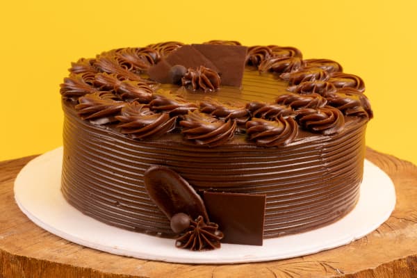 torta de chocolate com cobertura de leite condensado