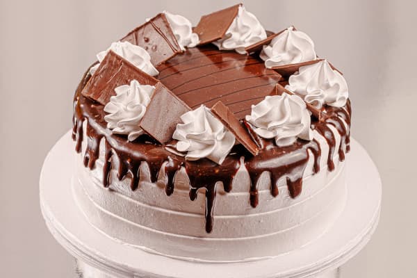torta de chocolate com cobertura de marshmallow
